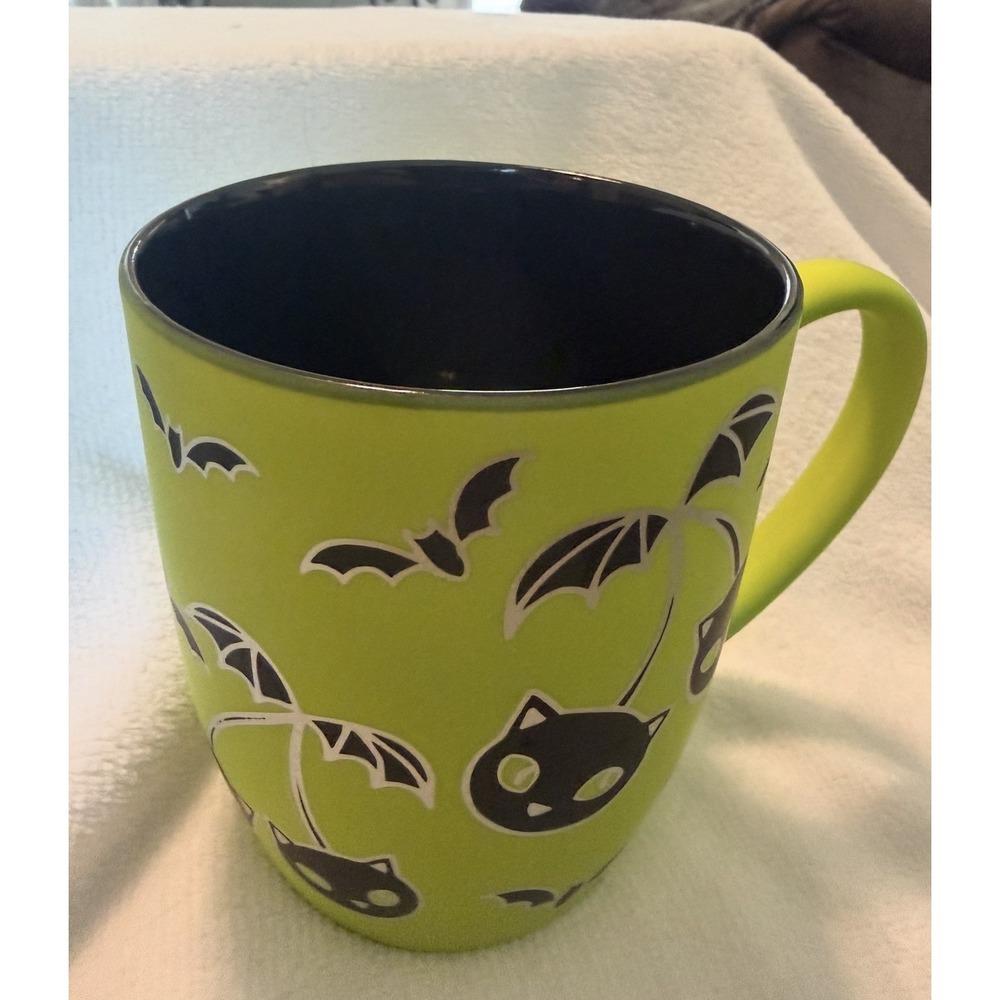 NWOT COBWEBS & CAULDRONS HALLOWEEN GREEN  BLACK CAT AND BATS CHERRY Mug!